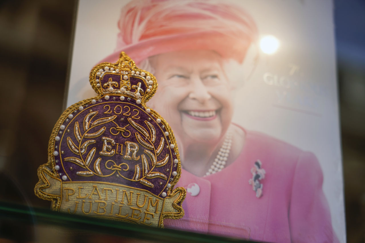 <p>Празнични топовни салюти прозвучаха в Лондон по повод 70-годишнината от възкачването на престола на кралица Елизабет Втора</p>