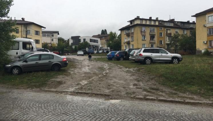 Горна Баня - Заради липсата на паркинг до станцията на метрото: Шофьори превзеха зелените площи в 