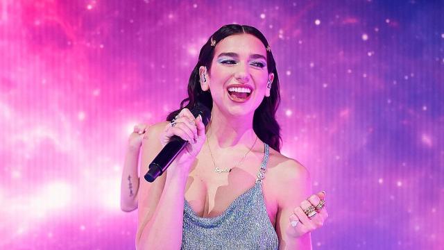 Дуа Липа релаксира под слънцето на Маями (СНИМКИ)