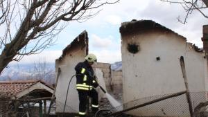 Изгоря покривът и вторият етаж на къща в махала Добрин