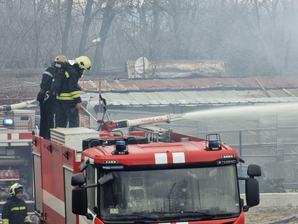 Пожар пламна на рибарското пристанище под Аспаруховия мост във Варна,