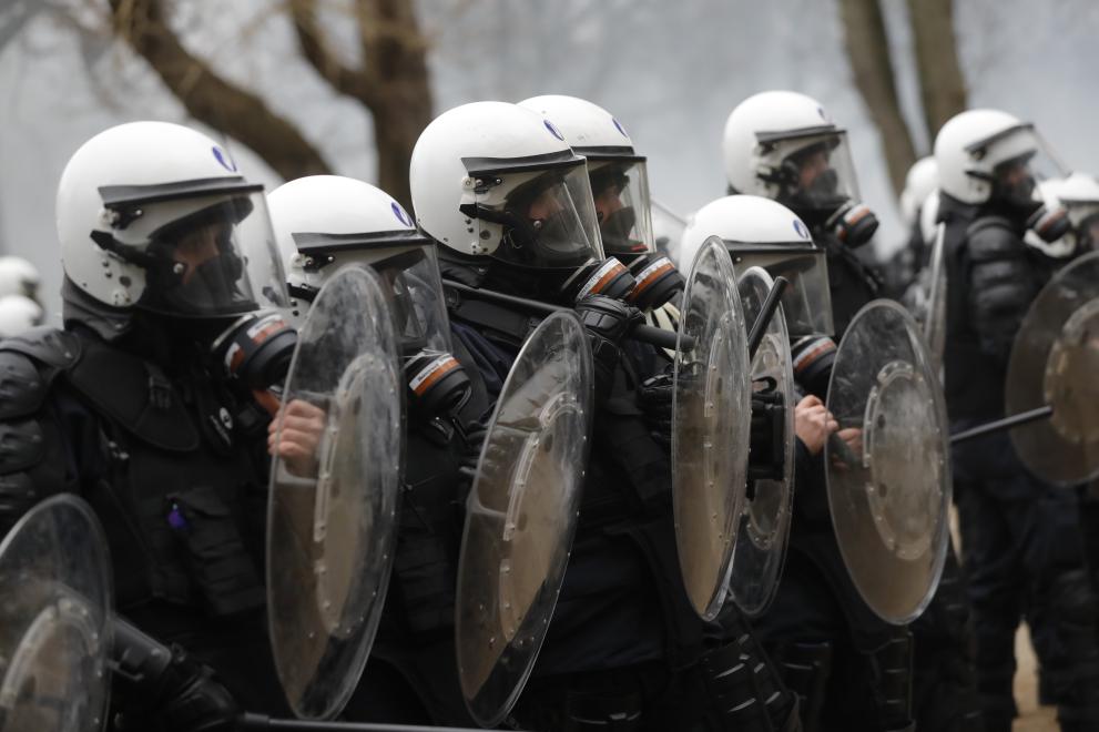 Повече от 100 белгийски полицаи нахлуха във вторник на множество