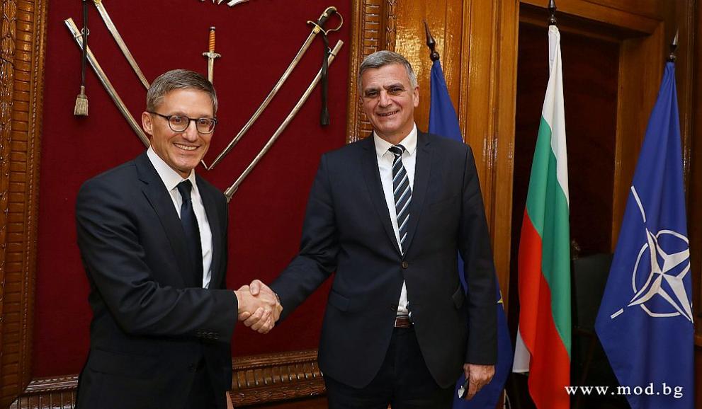 Министърът на отбраната Стефан Янев се срещна със съветника на
