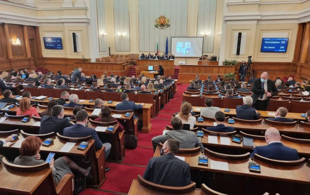 Парламентът гледа на първо гласуване промени в Закона за чужденците