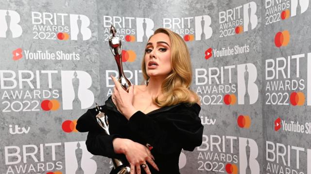 След разтърсващото си завръщане на сцената: Адел стана кралицата на наградите БРИТ (СНИМКИ)