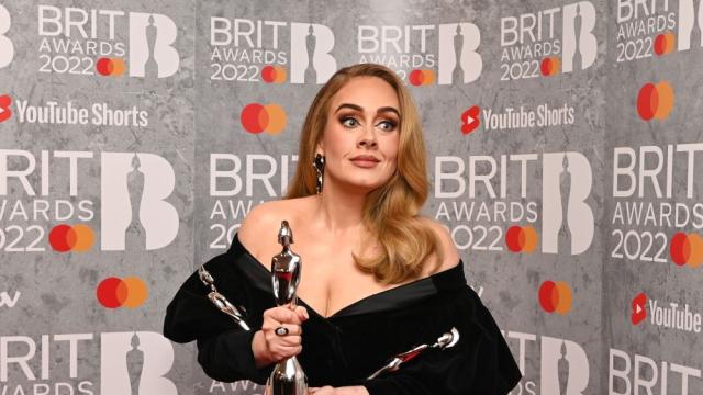 Адел се завърна на сцената с концерт пред 65 000 почитатели