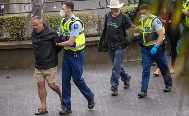 Протестите срещу COVID мерките в Нова Зеландия: Премахнаха лагера пред парламента, десетки са арестувани