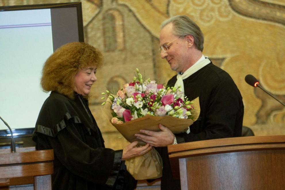 Председателят на съда е част от общността, неговото място е