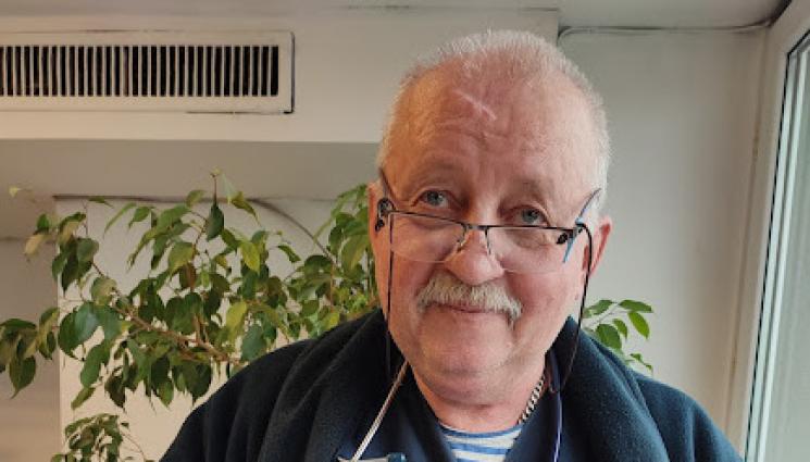 Евгени Бенчев - Бургаският хирург д-р Евгений Бенчев, оцелял по чудо сред дивашки племена:  Оперирах канибали под тътена на тантами