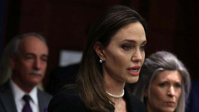 Подкрепа след наводненията: Анджелина Джоли посети Пакистан