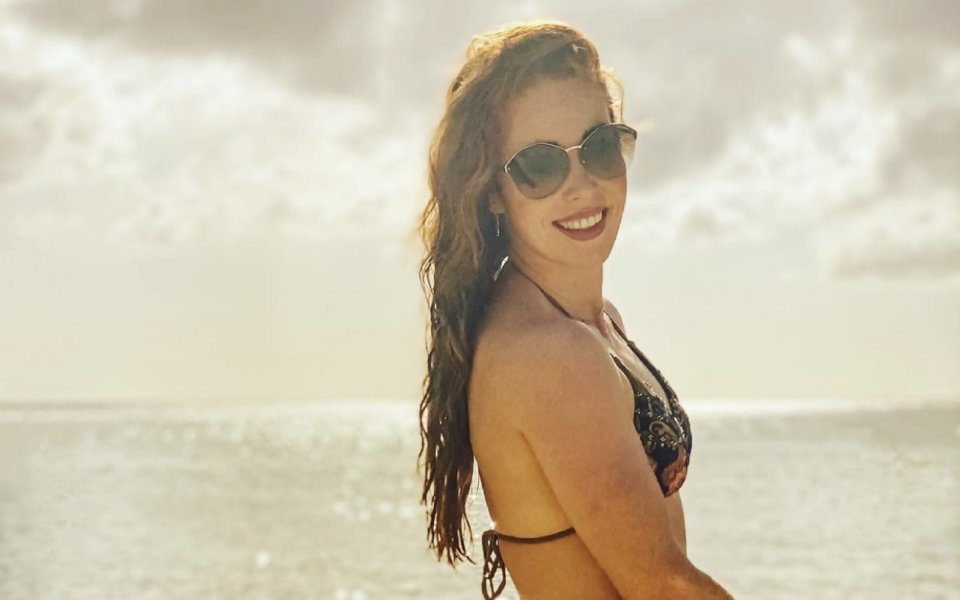 Зашеметяващата веднага привлича погледите с огнено-червената си коса. Освен с