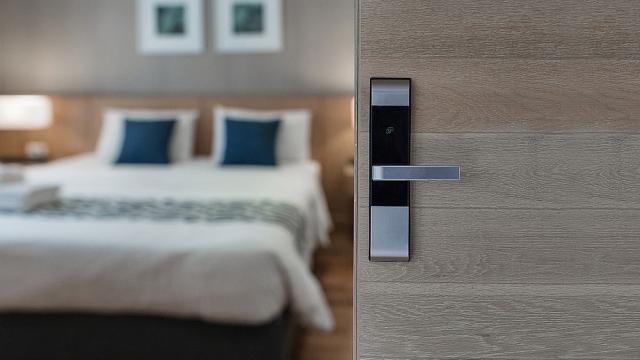 Обитаван от призраци хотел отваря врати, но не за гости