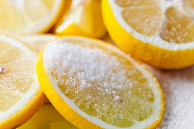 <p><strong>Лимон и захар</strong></p>

<p><strong><em>Ще ви трябват:</em></strong><br />
2 супени лъжици захар<br />
1 с.л. мед<br />
1 цял лимон</p>

<p><em><strong>Време за приготвяне</strong></em></p>

<p>5 минути.</p>

<p><strong><em>Време за третиране</em></strong><br />
10-15 минути</p>

<p><em><strong>Метод</strong></em></p>

<p>Нарежете лимона на половина и изстискайте сока му в купа. Добавете към него останалите съставки и разбъркайте добре.<br />
Почистете кожата си и нанесете.<br />
Използвайте пръстите си, за да масажирате нежно сместа с кръгови движения върху кожата си.<br />
Отделете 5-10 минути за нежно масажиране и ексфолиране на тялото, като отделяте по 1-2 минути за всяка част.<br />
Измийте сместа с помощта на хидратиращ сапун и хладка вода.</p>