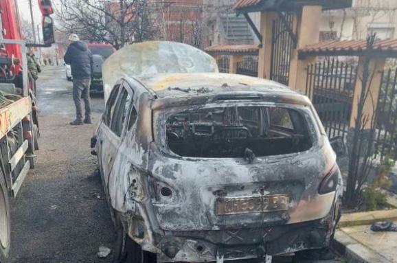  10-годишната кола на бившия полицейски шеф също е опожарена.