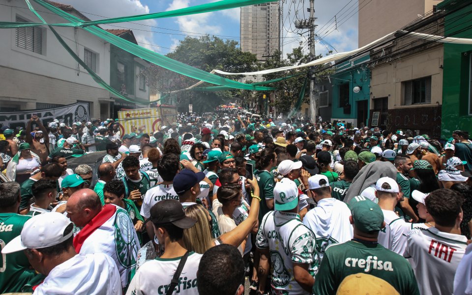 Мъж е бил застрелян по време на безредици сред запалянковците