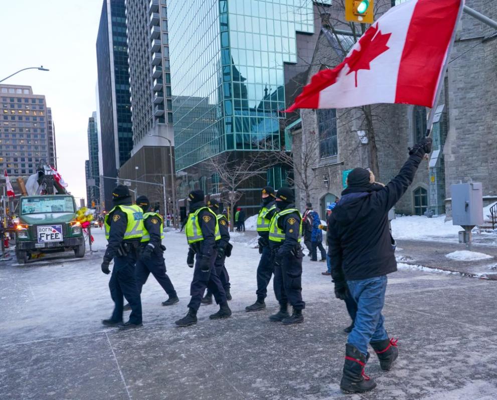 Канадската полиция разчисти протестиращите и автомобилите, които блокираха жизнено важен