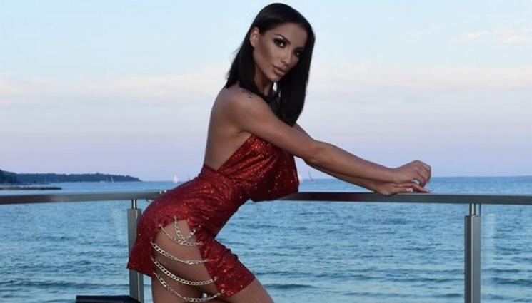 Жасмина Стоичкова - Мис Силикон стана блондинка, цъфна на концерт с нова прическа (СНИМКА)