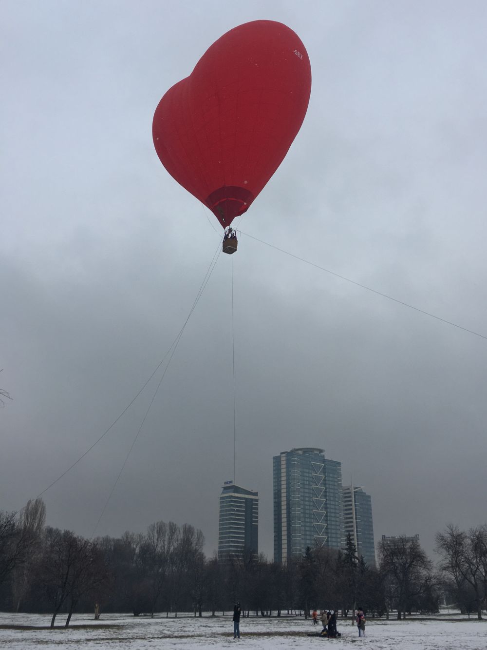 Топловъздушен балон във формата на сърце се издигна над Южния парк в столицата