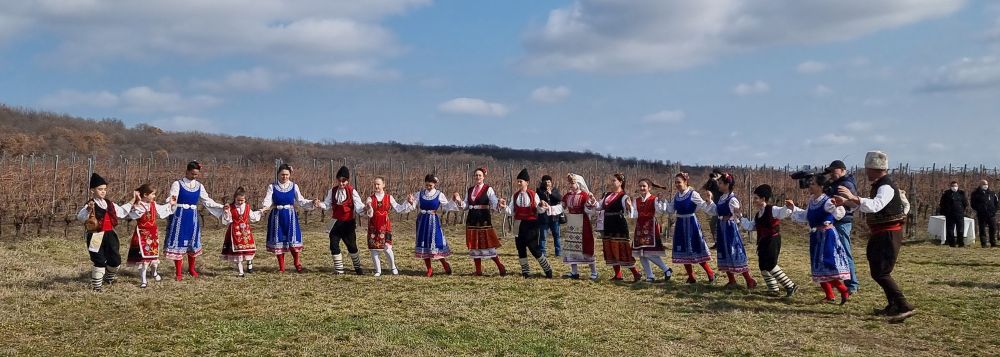 Ритуално зарязване на лозята в землището на новозагорското село Еленово