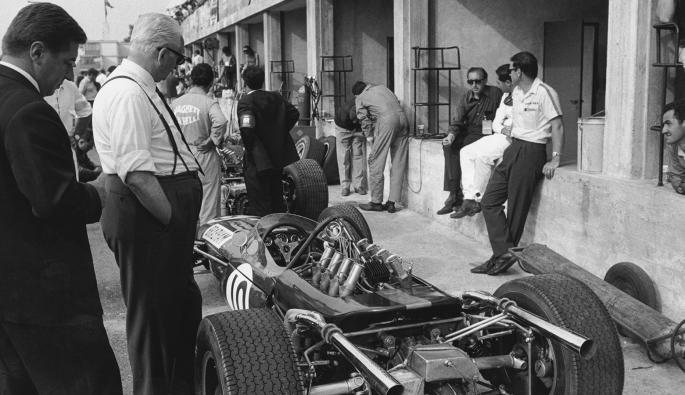  Енцо Ферари оглежда болида на Brabham-Repco по време на GP на Италия на пистата Монца, 04.09.1966.