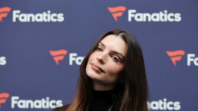 Емили Ратайковски пак скандализира