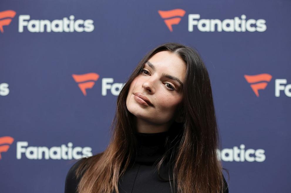 Емили Ратайковски е просто известно момиче. Е, понякога участва с