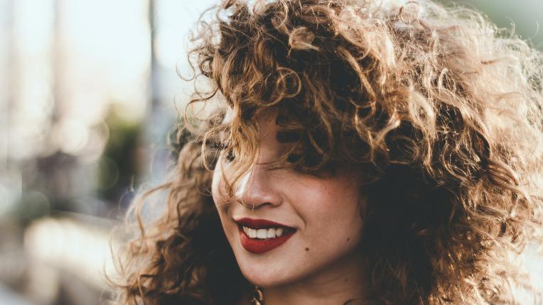  7 съставки, които хората с къдрава коса би трябвало да заобикалят 
