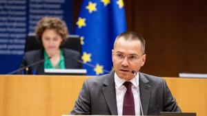 Българският евродепутат националист Ангел Джамбазки отправи нацистки поздрав в залата