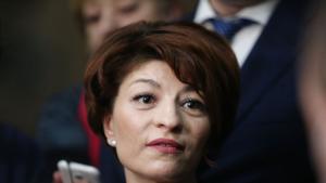 Депутатът от ГЕРБ Десислава Атанасова публикува снимки на документи за