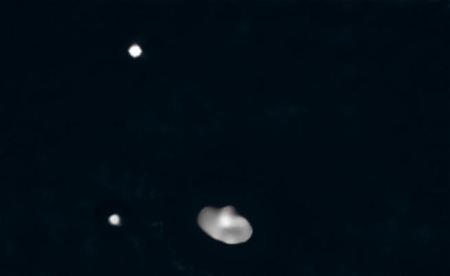Астрономи откриха първия астероид с три луни