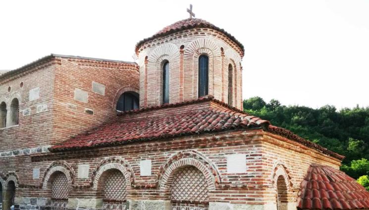 вяра - ВЯРА: Две Богородици вършат чудеса в Лопушанския манастир