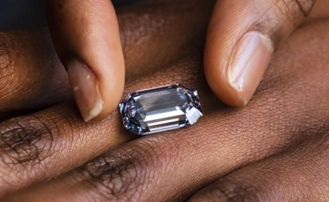 Продадоха най-големия и най-ценен яркосин диамант в света