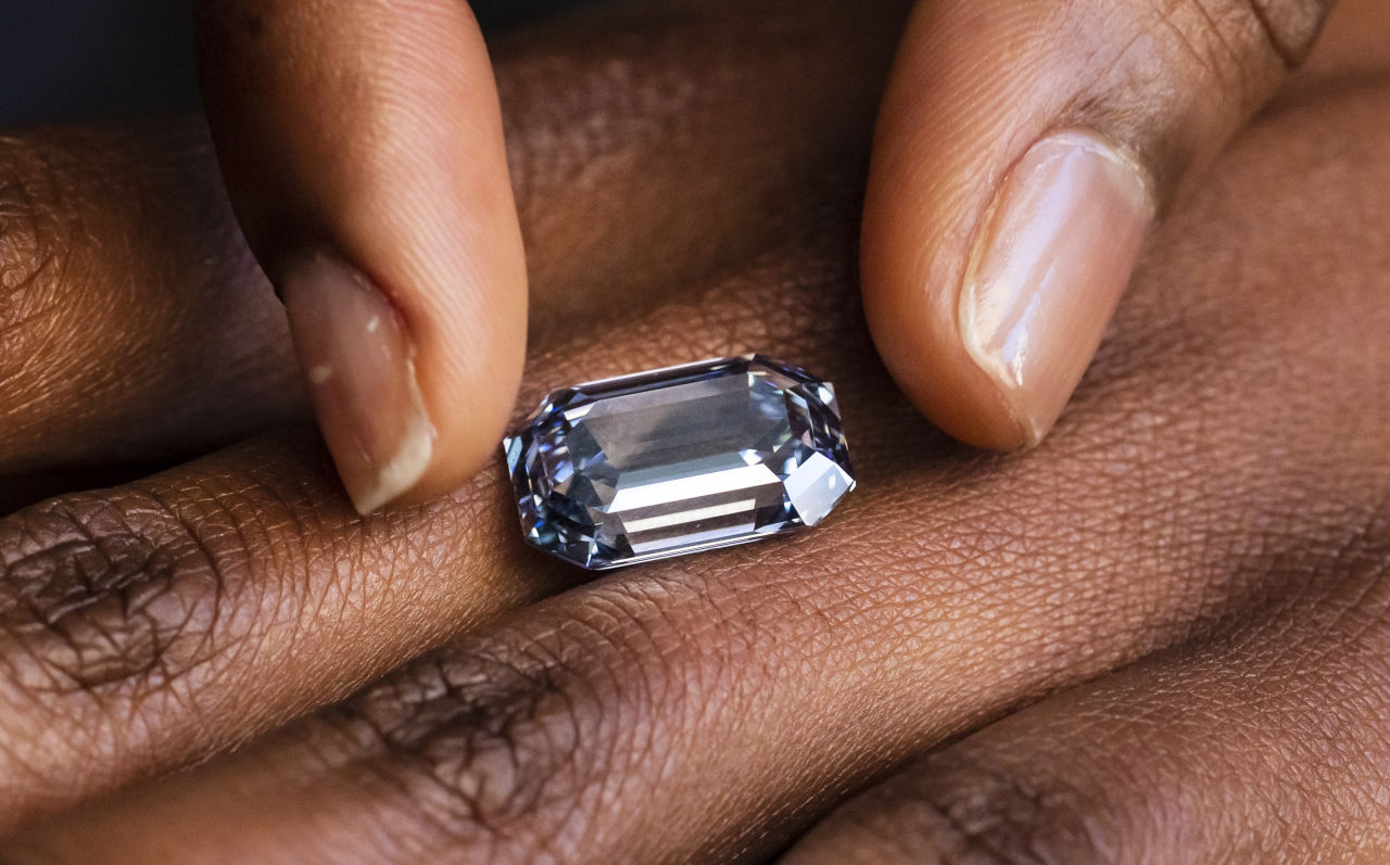 <p>Синият диамант &bdquo;Кулинан&ldquo; на ДеБеерс, който е над 15 карата, е добит през 2021 г. в мината &bdquo;Кулинан&ldquo; в Република Южна Африка, един от малкото източници в света на изключително редките сини диаманти</p>