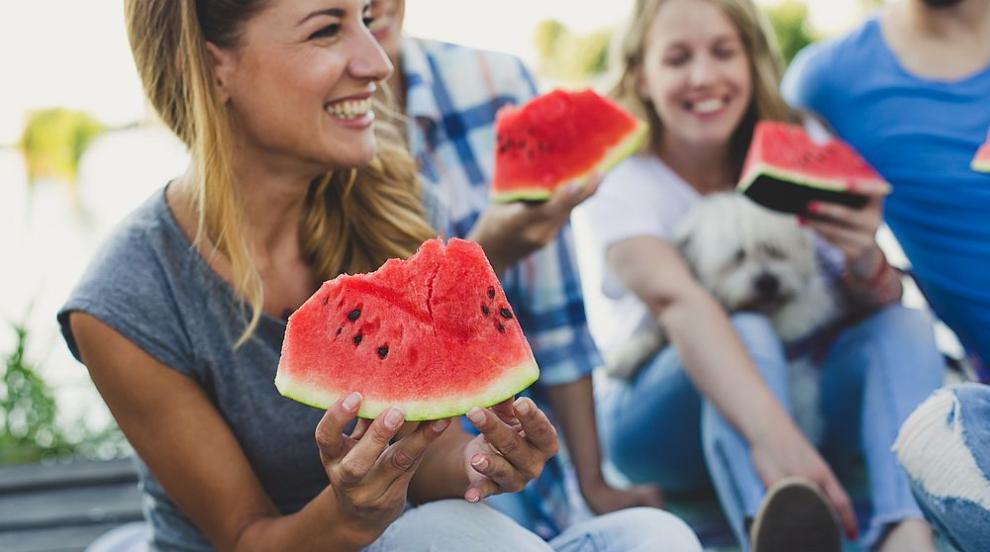 Най-подходящите храни за горещите дни – какво да хапваме и какво да избягваме 