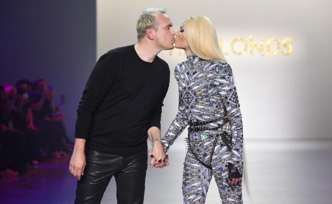 Рок дизайнерското дуо "Блондс" закри Нюйоркската седмица на модата със секси вампири, декорирани корсети и гъвкави танцьорки