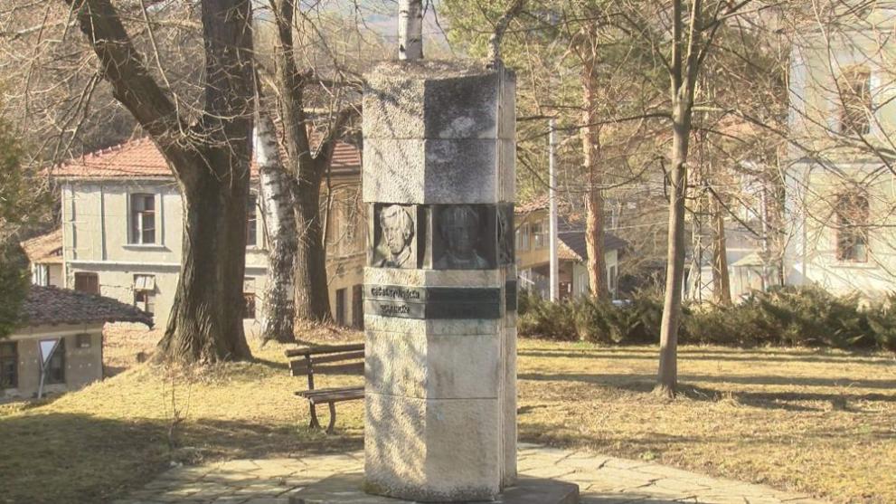 Васил Левски е посещавал два пъти град Елена. Първият път