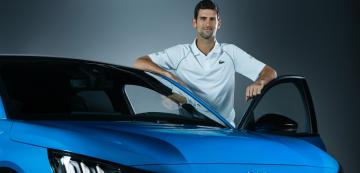 <p>Новак Джокович с Peugeot 208.</p>