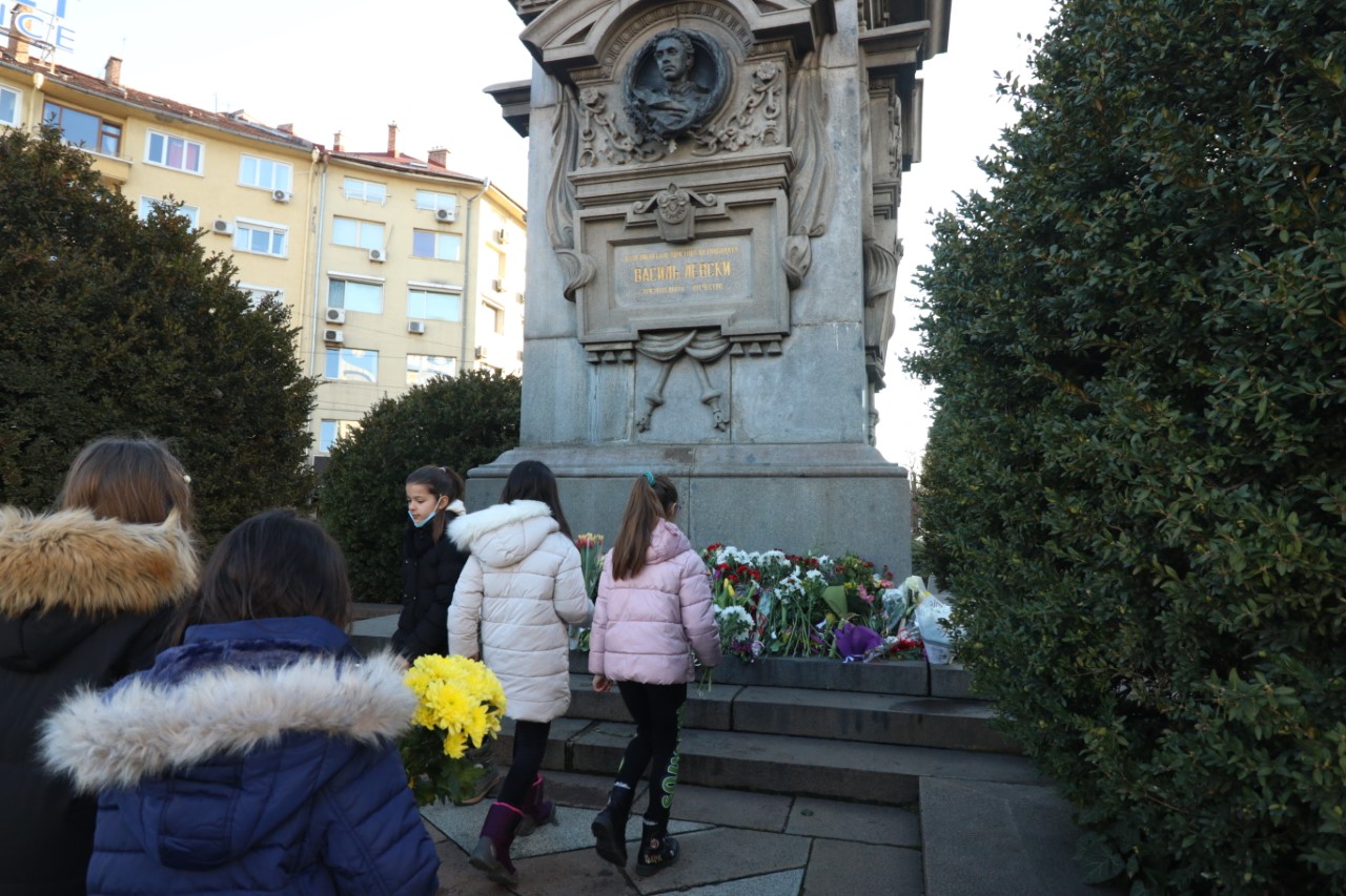 <p>Деца поднесоха цветя на паметника на Васил Левски в София</p>