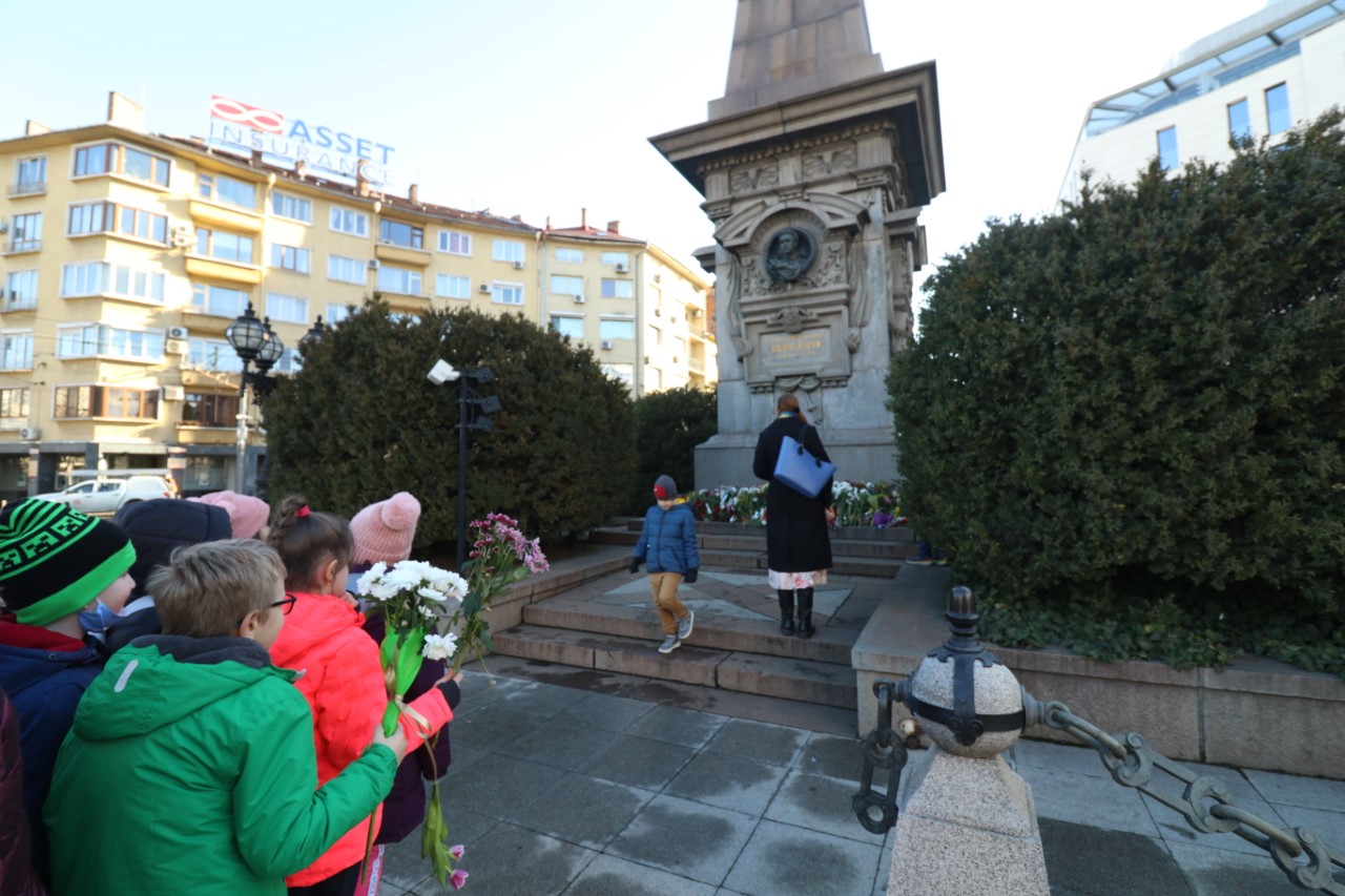 <p>Деца поднесоха цветя на паметника на Васил Левски в София</p>
