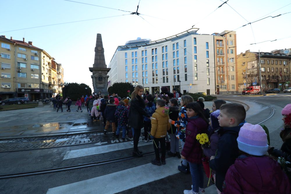 Най-малките преклониха глава пред паметника на Васил Левски в София