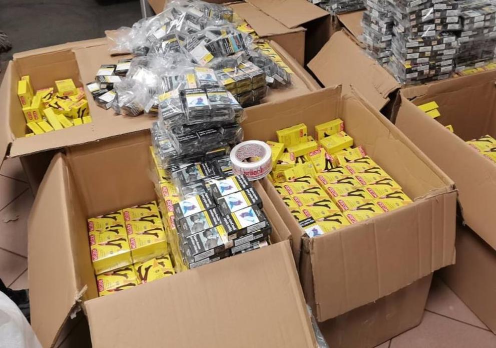 Митнически служители откриха 127 200 къса - 6360 кутии контрабандни