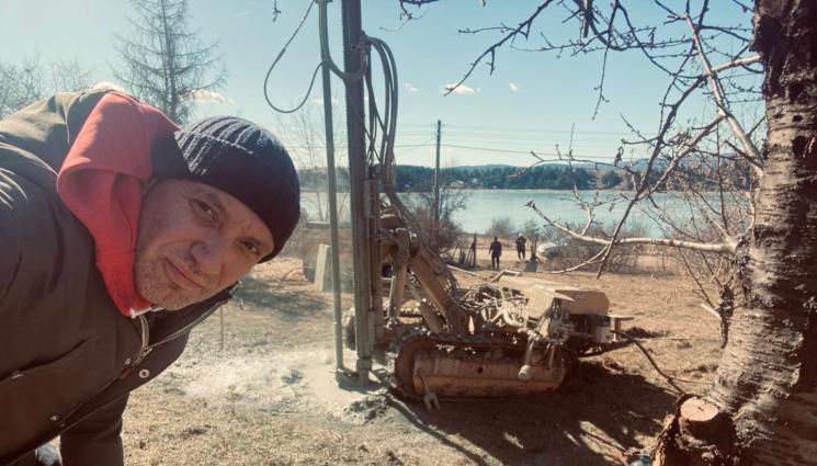 Захари Бахаров - ИЗНЕНАДА: Захари Бахаров бие сонда до голям водоем, не е ясно дали е купил терен и ще вдига вила или просто търси нефт