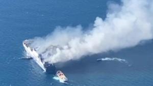 Ферибот с над 130 души се запали докато приближаваше североизточна