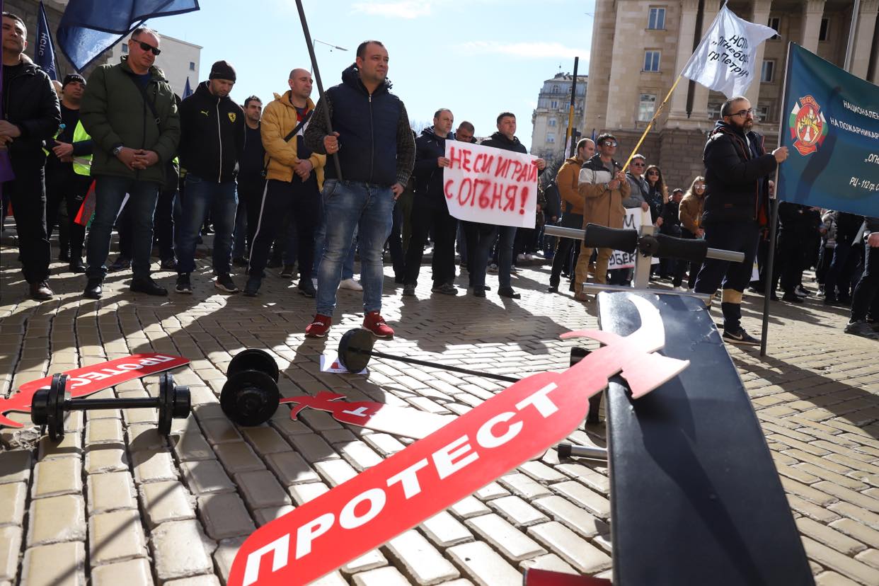 пожарникари протест