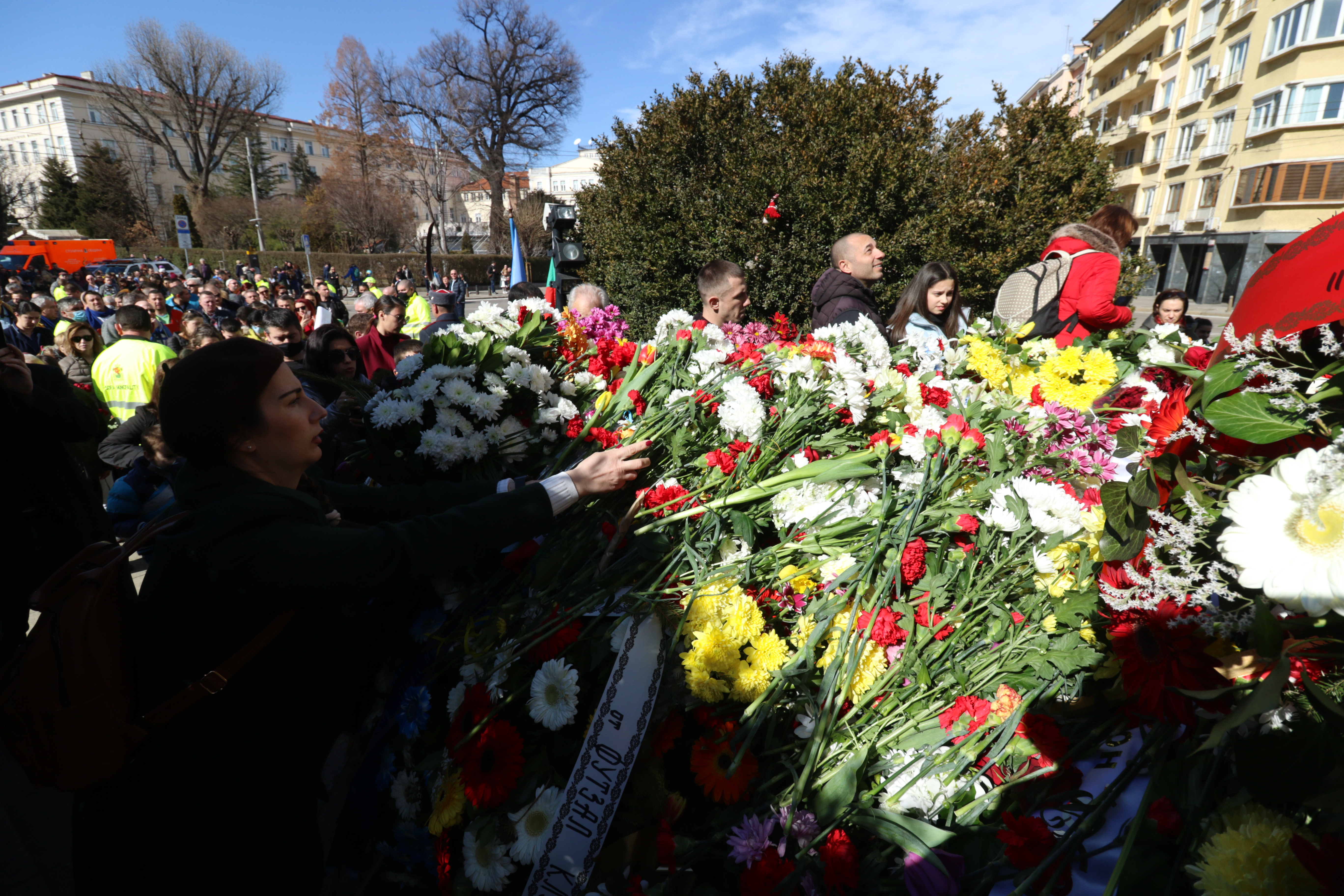 <p>Десетки граждани в София отдадоха днес почит на Васил Левски. Много семейства с деца се наредиха на опашка, за да се поклонят пред паметника на Апостола в центъра на града.</p>