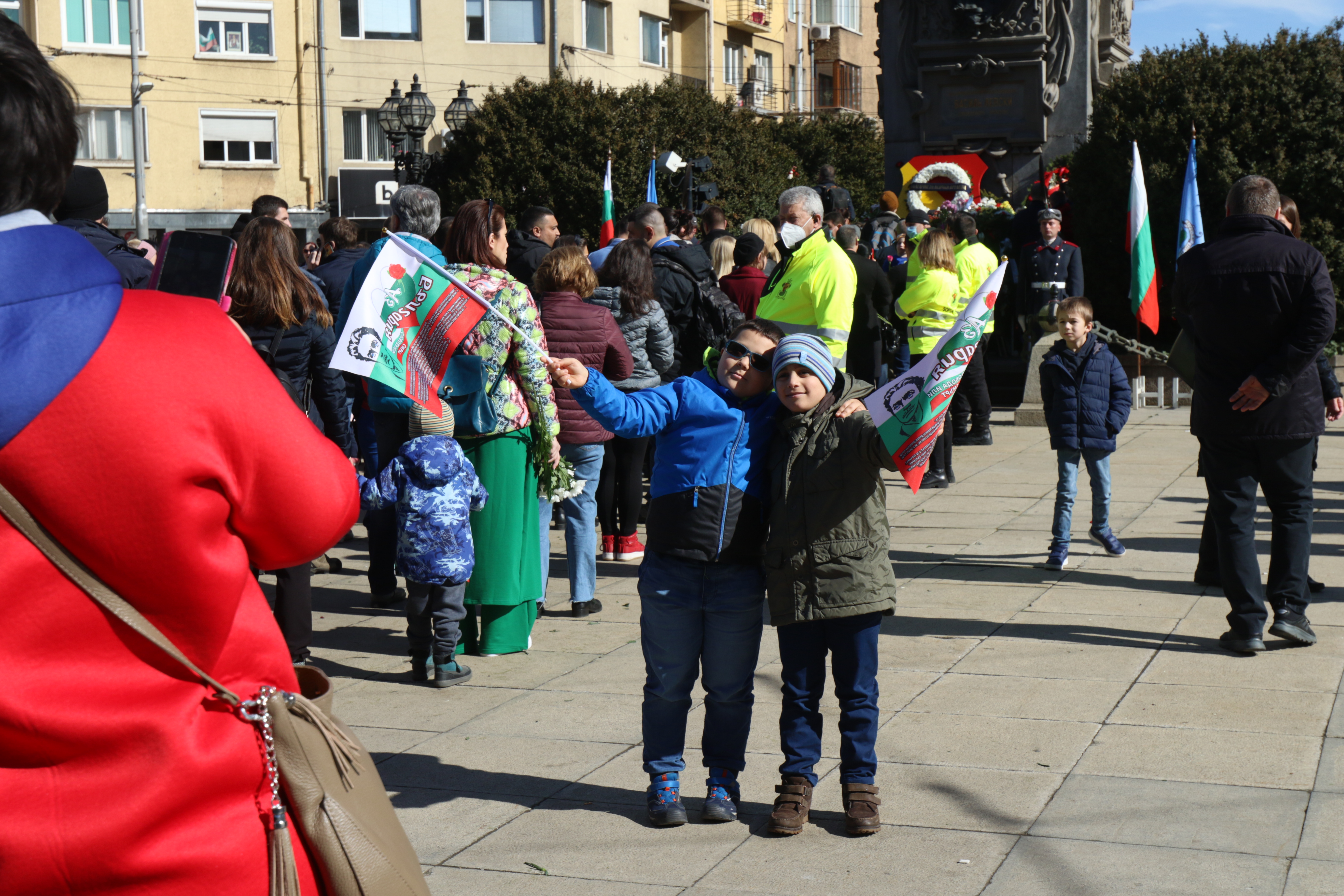 <p>Десетки граждани в София отдадоха днес почит на Васил Левски. Много семейства с деца се наредиха на опашка, за да се поклонят пред паметника на Апостола в центъра на града.</p>