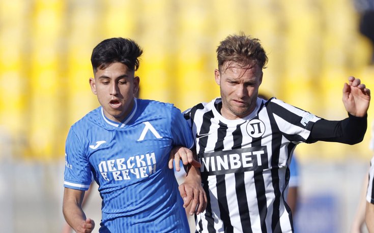 Двама титуляри не тренират с Левски, младок се завърна