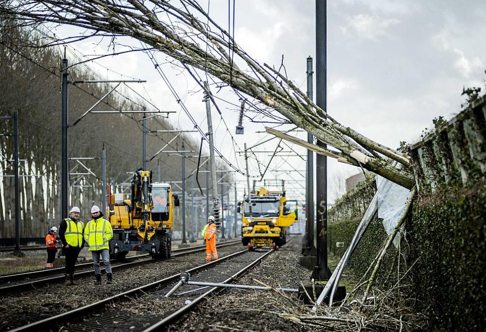 Бурята Юнис продължи днес да върлува в Северозападна Европа, оставяйки
