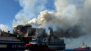 Спасителната акция на борда на изгорелия ферибот в Йонийско море