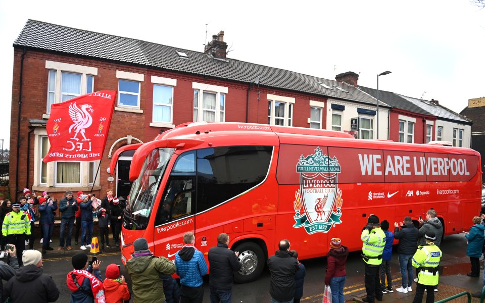 Футболната асоциация на Англия ще предостави 100 безплатни автобуса на